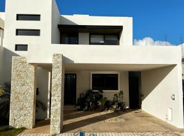 Casa · 277m² · 4 Recámaras · 2 Estacionamientos · Casa en Privada Residencial en Renta