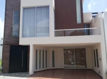 Casa · 305m² · 4 Recámaras · 2 Estacionamientos · Casa en Parque San Jose