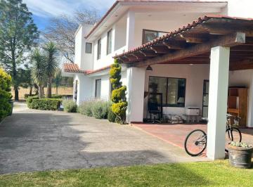 Casa en condominio · 550m² · 3 Recámaras · 8 Estacionamientos · Renta / Venta, Valle Zamarrero, Zinacantepec