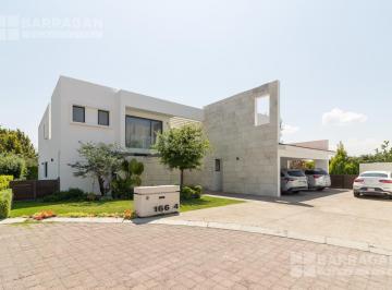 Casa · 688m² · 4 Recámaras · 3 Estacionamientos · Casa en Venta en Excelente Ubicación en El Campanario