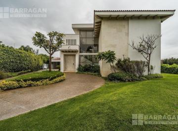 Casa · 880m² · 4 Recámaras · 3 Estacionamientos · Casa en Venta Estilo Toscano con Excelentes Acabados y Espacios en El Campanario