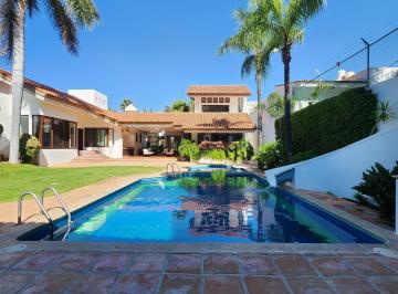 Casa de 4 habitaciones, Zapopan · Casa en Venta con Alberca en Villa Universitaria