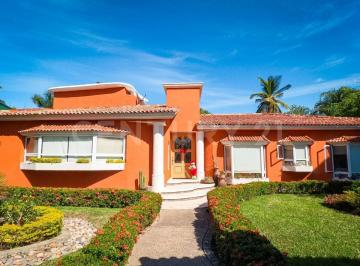 Casa · 304m² · 4 Recámaras · 2 Estacionamientos · Hermosa Casa en El Canal