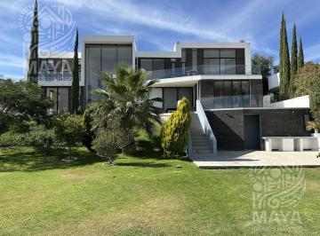 Casa · 725m² · 3 Recámaras · 3 Estacionamientos · Casa en Venta - Balcones de Juriquilla - Querétaro