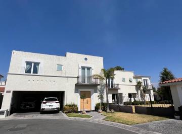 Casa · 470m² · 4 Recámaras · 6 Estacionamientos · Casa en Enta en Residencial El Castaño Metepec