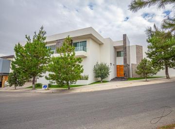 Casa · 430m² · 4 Recámaras · 2 Estacionamientos · Casa en Venta en El Club de Golf La Loma