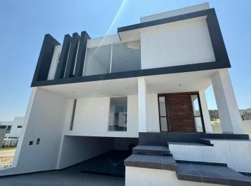 Casa · 270m² · 3 Recámaras · 6 Estacionamientos · Casa en Los Robles