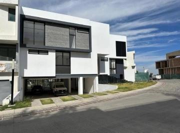 Casa · 520m² · 5 Recámaras · 6 Estacionamientos · Casa en Puerta Las Lomas