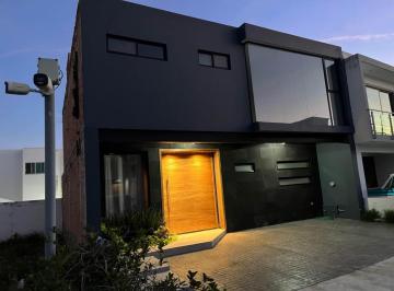 Casa · 184m² · 3 Recámaras · 3 Estacionamientos · Casa en La Cima