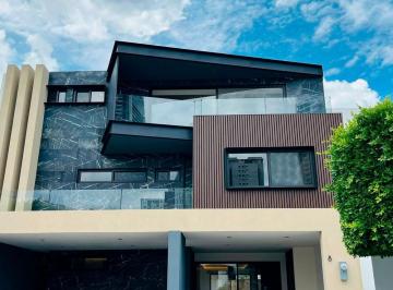 Casa · 567m² · 3 Recámaras · 3 Estacionamientos · Casa en Venta en Lomas de Angelopolis I con 3 Recamaras y Roofgarden.