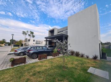 Casa de 4 habitaciones, Zapopan · Hermosa Casa con Una Increíble Distribución y Amplios Espacios Dentro de Coto