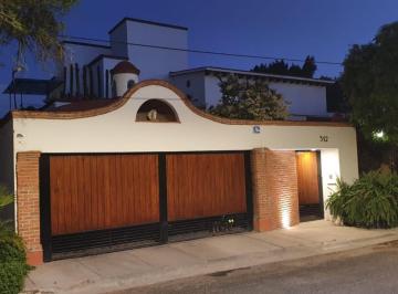 Casa · 376m² · 3 Recámaras · 2 Estacionamientos · Casa de Estilo Mexicano en Venta en Villas del Meson Juriquilla