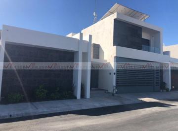 Casa · 350m² · 3 Recámaras · 2 Estacionamientos · Casa en Venta en Apodaca