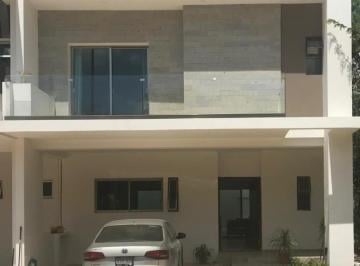 Frontal casa · Casa en Renta en Residencial Arbolada