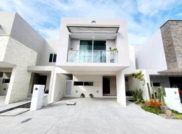 Casa · 215m² · 3 Recámaras · 2 Estacionamientos · Casa en Venta en La Vida Residencial