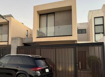 Casa de 2 habitaciones, Mérida · Venta de Townhouse (Sin Muebles) con Piscina y Jardín.