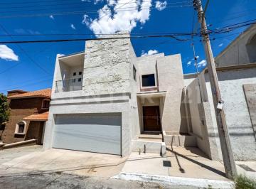 Casa · 253m² · 3 Recámaras · 4 Estacionamientos · Casa en Venta en Fraccionamiento Lomas Universidad I Chihuahua, Chih.