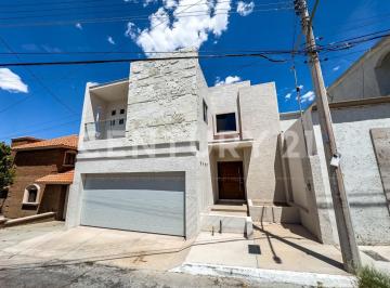 Casa · 253m² · 3 Recámaras · 4 Estacionamientos · Casa en Venta en Fraccionamiento Lomas Universidad I Chihuahua, Chih.