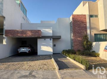 Casa · 312m² · 3 Recámaras · 4 Estacionamientos · Casa en Venta en Circuito de Atacama en Cumbres del Cimatario Queretaro 76973