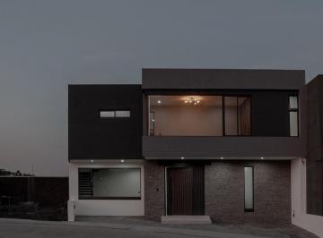 Casa de 4 habitaciones, Morelia · Casa en Venta en Álamos.