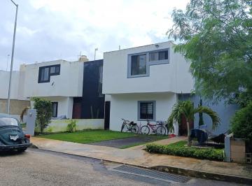 Casa · 210m² · 3 Recámaras · 2 Estacionamientos · Casa en Venta en Praderas del Mayab de 3 Recámaras y Piscina