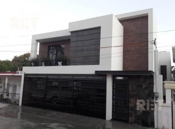 Casa · 440m² · 4 Recámaras · 3 Estacionamientos · Residencia en Col. Altavista