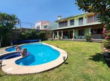 Casa · 400m² · 4 Recámaras · 3 Estacionamientos · Casa en Venta en Cuernavaca, Morelos con Vigilancia.