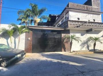Casa · 591m² · 7 Recámaras · 8 Estacionamientos · Casa Sola en Venta en Jiutepec, Morelos de 3 Pisos.