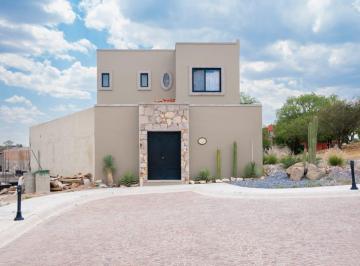 Casa en condominio de 4 habitaciones, San Miguel de Allende · Casa en Venta en Vista Antigua, San Miguel de Allende – Piscina, Jardín y Vistas