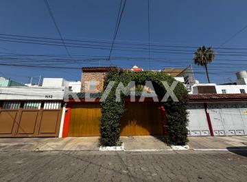 Casa · 220m² · 4 Recámaras · 2 Estacionamientos · Casa en Venta en Lomas Universidad - (4)