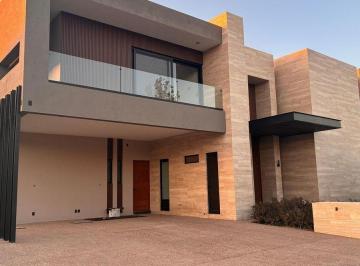 Casa · 745m² · 4 Recámaras · 3 Estacionamientos · Casa en Venta El Campanario Querétaro