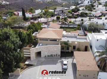 Casa · 860m² · 3 Recámaras · 8 Estacionamientos · Casa en Balcones de Juriquilla