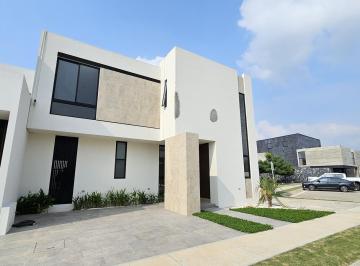 Casa · 221m² · 4 Recámaras · 2 Estacionamientos · Casa Nueva en Residencial Zona Country