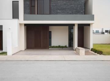 Casa · 220m² · 3 Recámaras · 2 Estacionamientos · Casa Nueva en Residencial con Seguridad y Alberca Zona Country