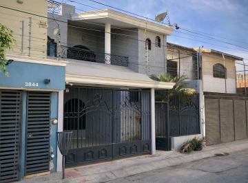Casa · 250m² · 4 Recámaras · 1 Estacionamiento · Casa en Venta en Fracc. Residencial Revolución, Tlaquepaque, Jalisco