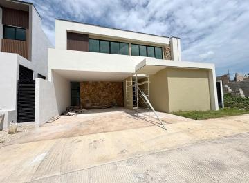 Casa · 295m² · 4 Recámaras · 2 Estacionamientos · Casa en Venta en Mérida, Privada Parque Natura, Entrega Inmediata