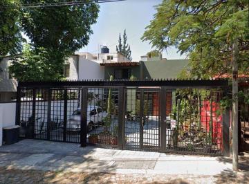 Casa · 415m² · 5 Recámaras · 3 Estacionamientos · Casa en Venta en Jurica, Magnifico Remate Hipotecario!