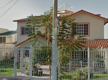 Casa · 484m² · 5 Recámaras · 4 Estacionamientos · Casa en Remate Bancario, Queretaro