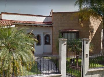 Casa · 300m² · 3 Recámaras · 3 Estacionamientos · ¡Casa Rustica en Jurica, Quéretaro, Remate Bancario!