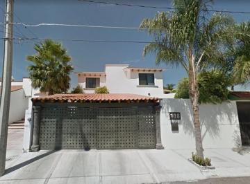 Casa · 580m² · 5 Recámaras · 2 Estacionamientos · Casa en Venta en Juriquilla en Remate
