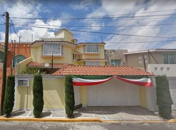 Casa · 210m² · 5 Recámaras · 4 Estacionamientos · Casa en Venta en Casa Blanca Metepec en Remate