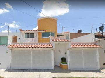 Casa · 350m² · 4 Recámaras · 2 Estacionamientos · ¡Casa en Carretas, Querétaro. Remate Bancario!