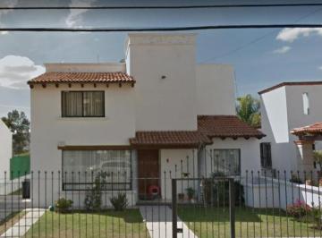 Casa · 240m² · 4 Recámaras · 2 Estacionamientos · Casa en Juriquilla, Remate Bancario.