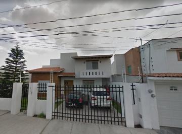 Casa · 350m² · 3 Recámaras · 2 Estacionamientos · Casa en Venta en Juriquilla