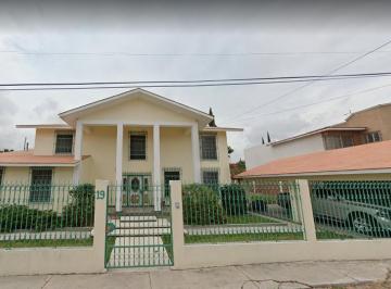 Casa · 566m² · 6 Recámaras · 4 Estacionamientos · Casa Enorme en Colinas del Cimatario, Queretaro, Remate Bancario