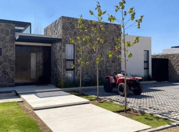 Casa · 240m² · 4 Recámaras · 3 Estacionamientos · Casa en Venta de 4 Habitaciones en Atlixco Puebla