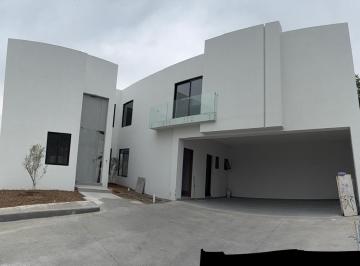 Casa · 402m² · 4 Recámaras · Casa Nueva en Laderas Residencial Zona Carretera Nacional