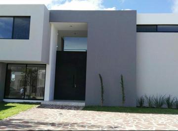 Casa · 450m² · 3 Recámaras · 3 Estacionamientos · Renta de Casa en La Campinia del Bosque