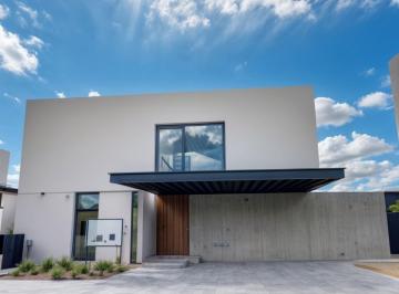 Casa de 4 habitaciones, Querétaro · Estilo y Seguridad en Lomas del Campanario Norte: Tu Sueño Hecho Realidad