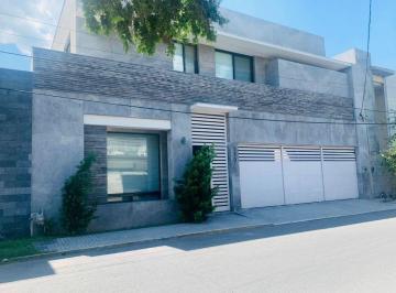 Casa · 528m² · 4 Recámaras · 3 Estacionamientos · Casa en del Valle